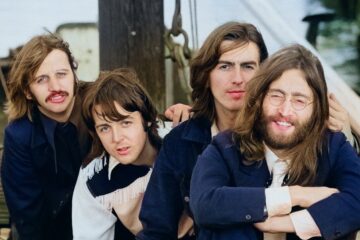 The Beatles con trajes azules