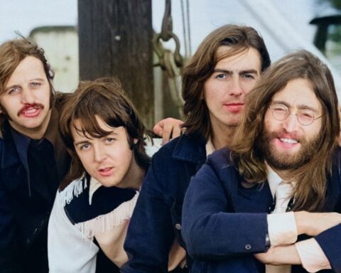 The Beatles con trajes azules