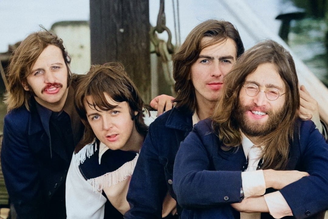 The Beatles con trajes azules