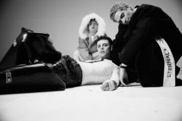 Usted Señalemelo posando en blanco y negro