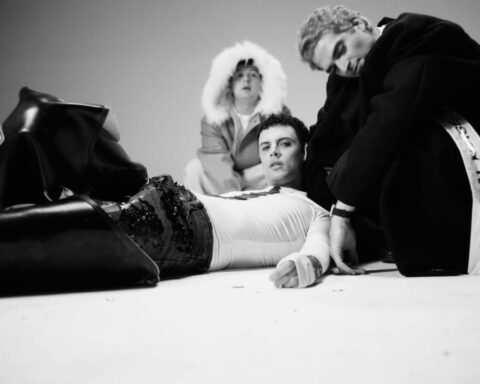 Usted Señalemelo posando en blanco y negro