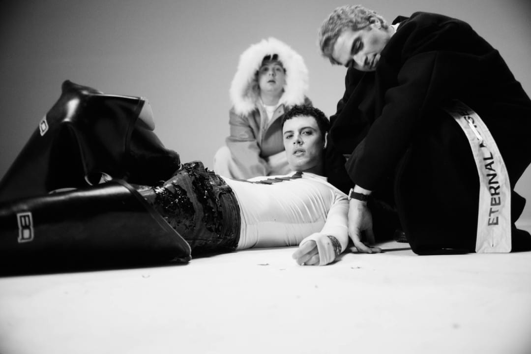 Usted Señalemelo posando en blanco y negro