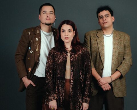 El trío Ves Tal Vez posando frente a un fondo oscuro