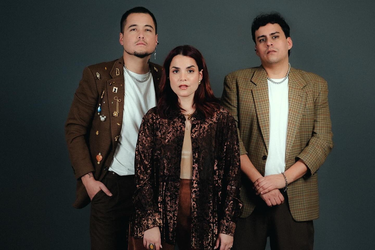 El trío Ves Tal Vez posando frente a un fondo oscuro