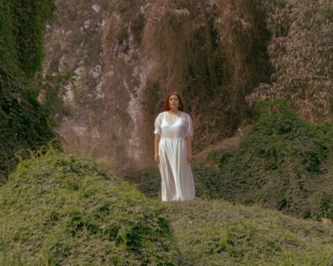 Ximena Ingü en medio del bosque