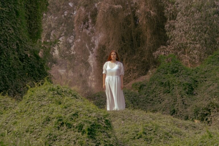 Ximena Ingü en medio del bosque