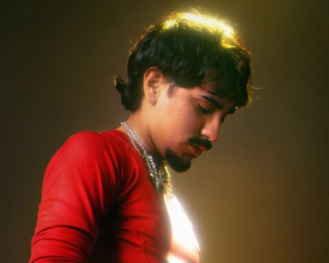 Marzenit con traje rojo mirando hacia abajo