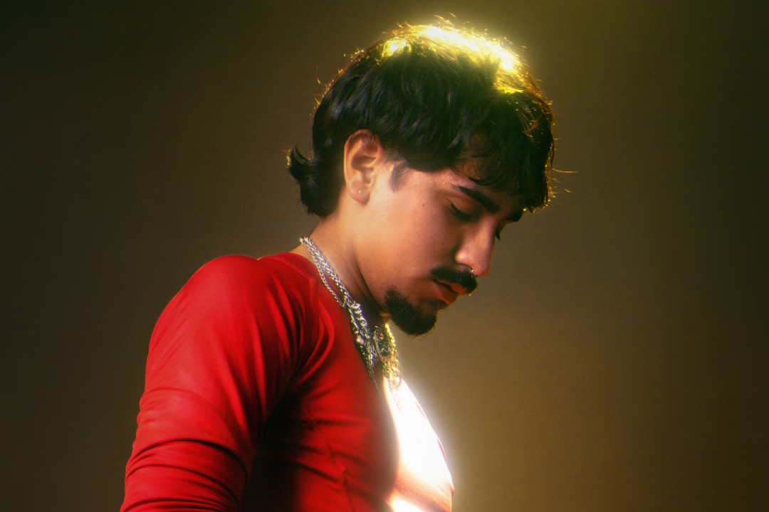 Marzenit con traje rojo mirando hacia abajo