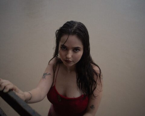 Nina Del Rio en una escalera