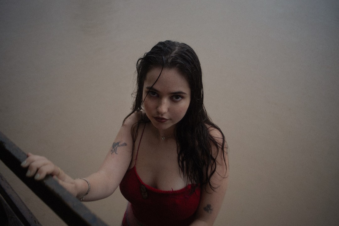 Nina Del Rio en una escalera