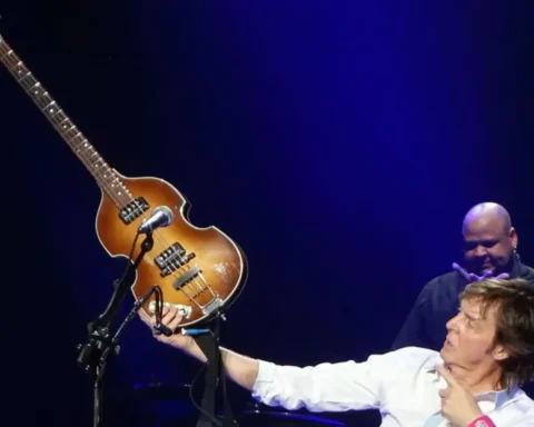 Paul McCartney sosteniendo su mítico bajo Höfner