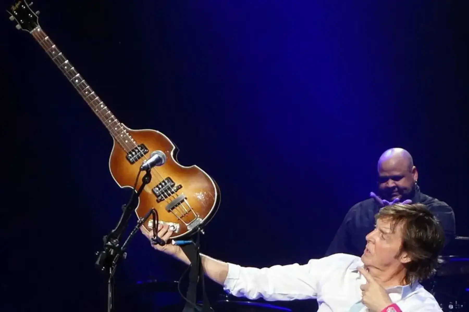 Paul McCartney sosteniendo su mítico bajo Höfner