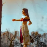 Alma Pájara con la ciudad de fondo