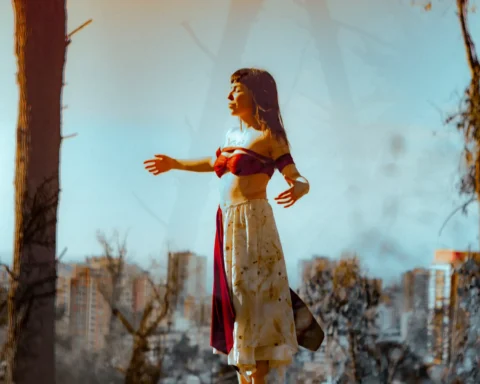 Alma Pájara con la ciudad de fondo