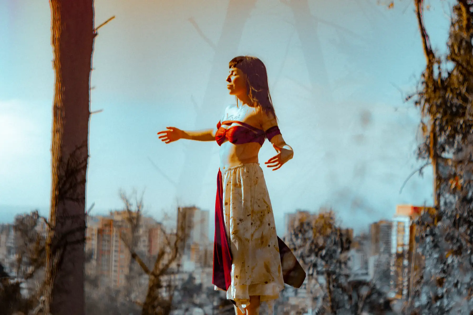 Alma Pájara con la ciudad de fondo