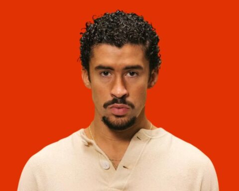 Bad Bunny con camisa blanca