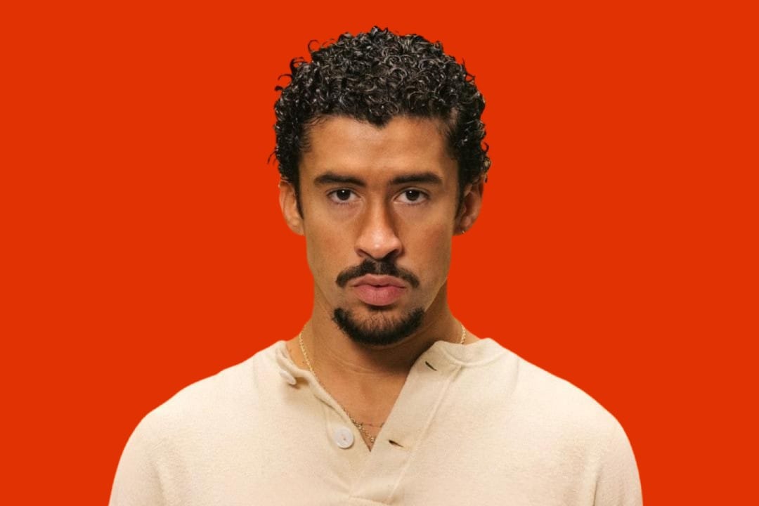 Bad Bunny con camisa blanca