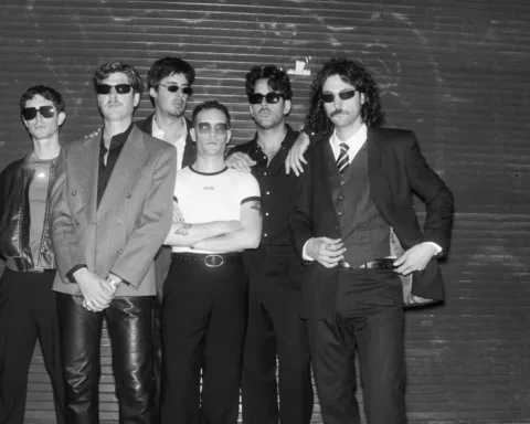 Bandalos Chinos posando frente a una tienda