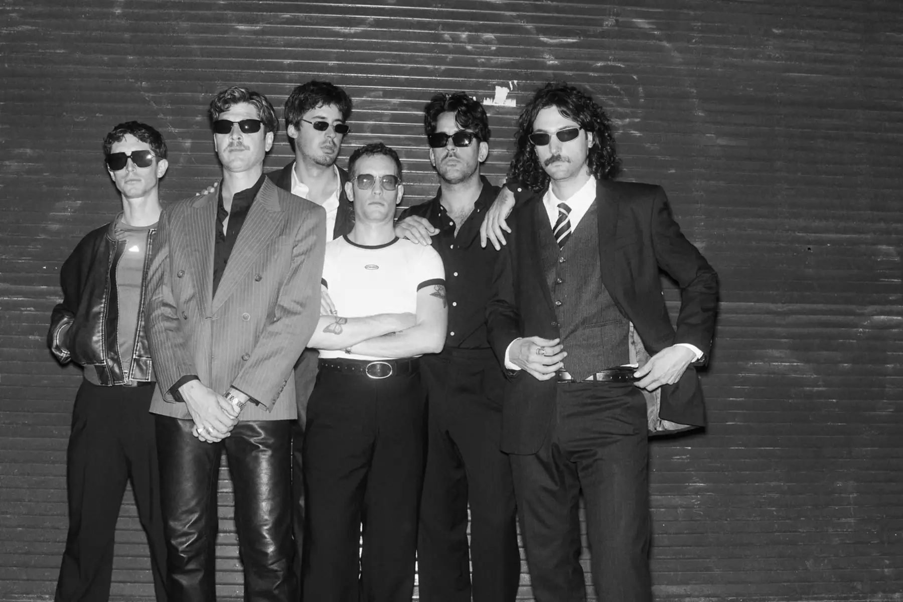 Bandalos Chinos posando frente a una tienda