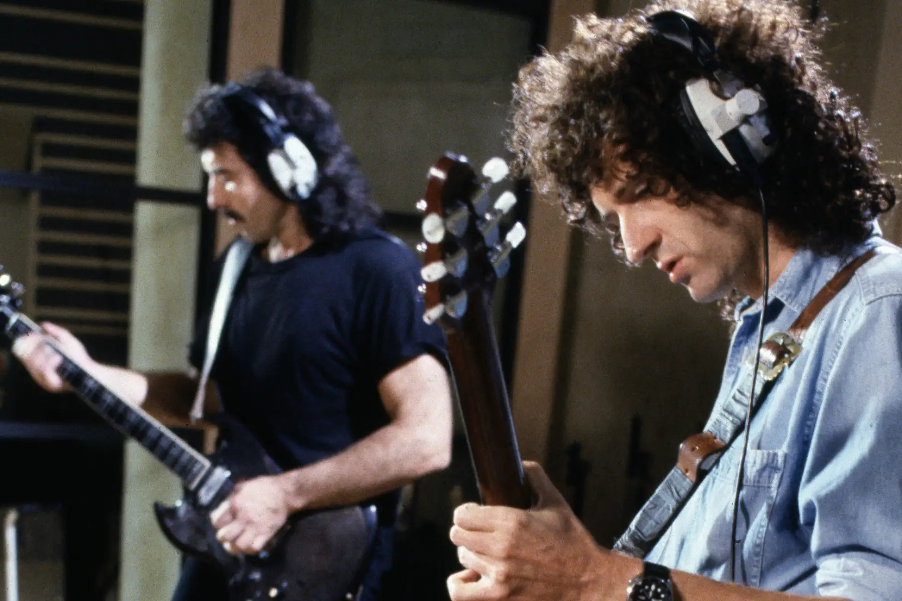 Brian May y Tony Iommi en un estudio
