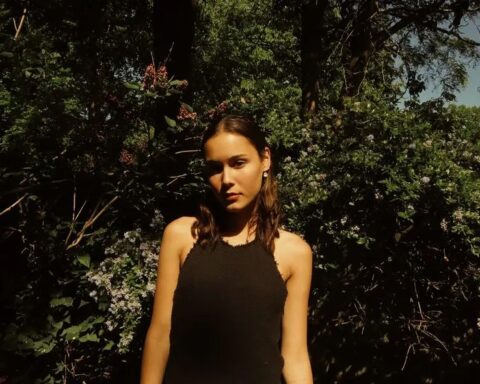 Brisa posando en medio de un bosque