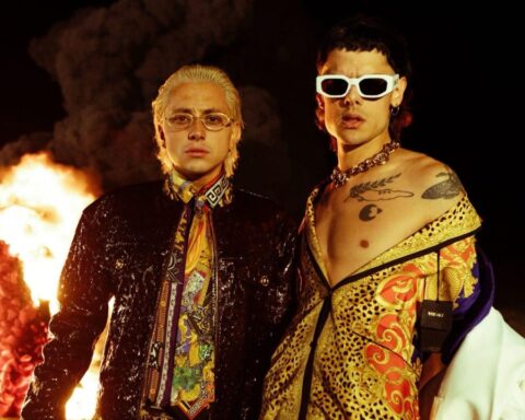 Ca7riel y Paco Amoroso en el videoclip de “Gimme More”