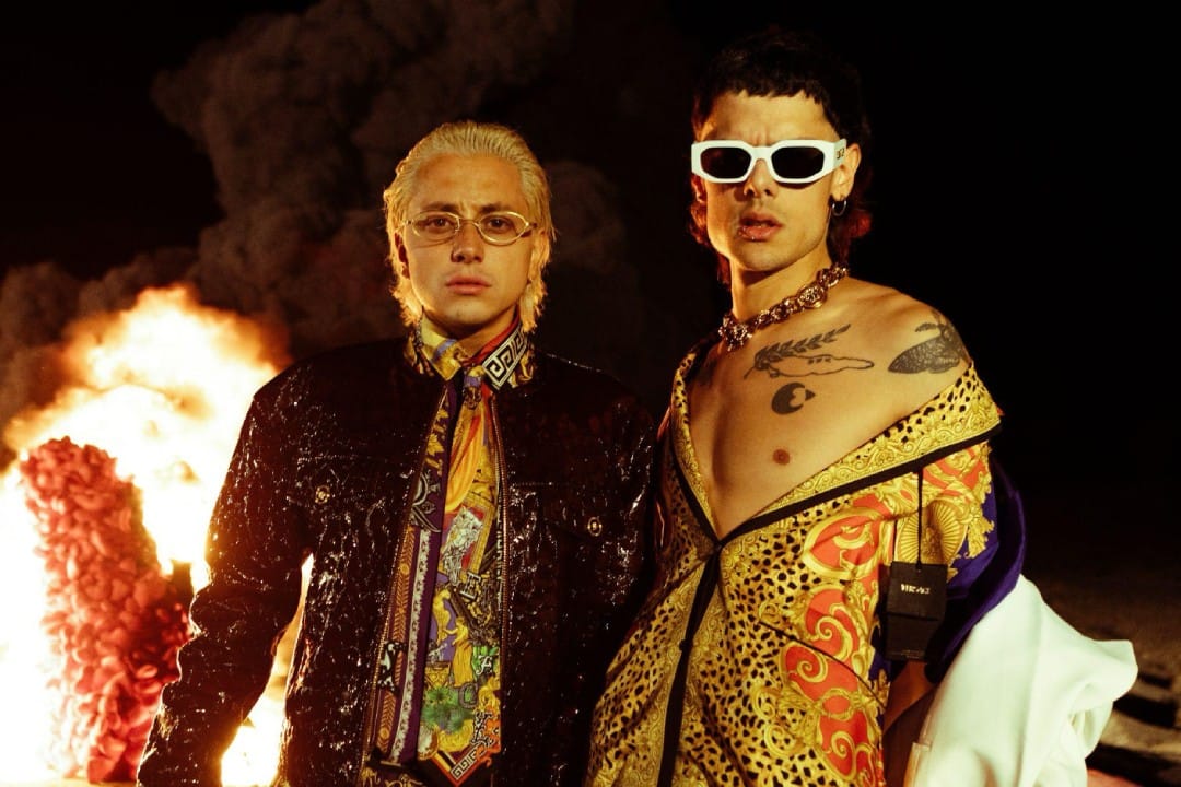 Ca7riel y Paco Amoroso en el videoclip de “Gimme More”