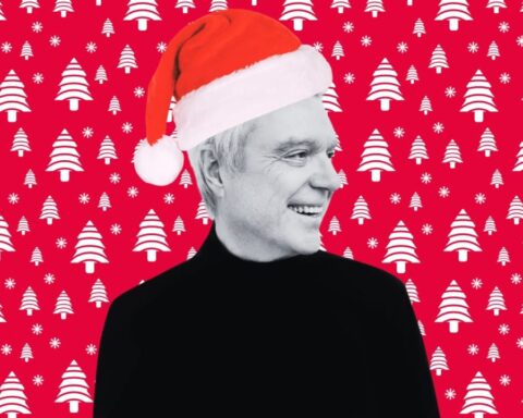 David Byrne con un gorro de Navidad