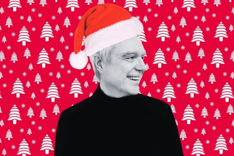 David Byrne con un gorro de Navidad