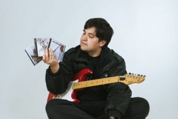 Felipe Zepeda sentado con su guitarra