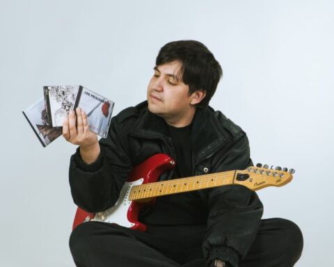 Felipe Zepeda sentado con su guitarra