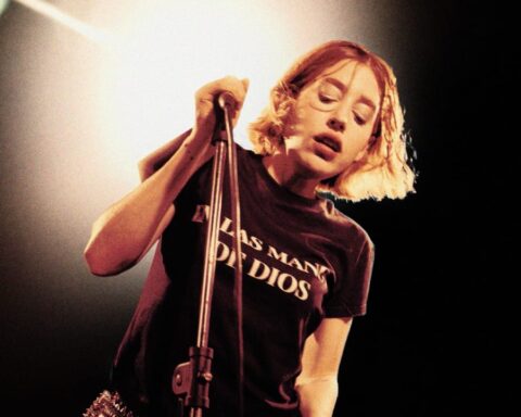 Fransia cantando sobre el escenario