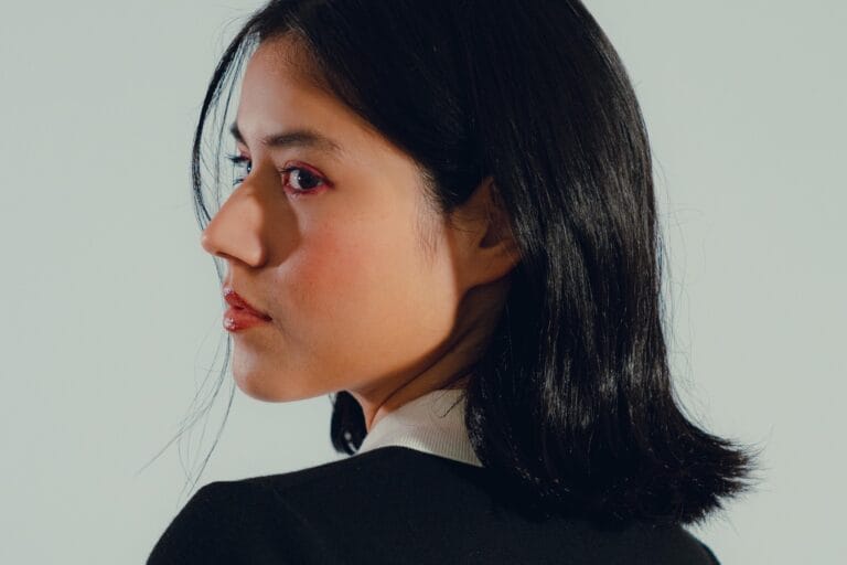 Greccia posando de perfil