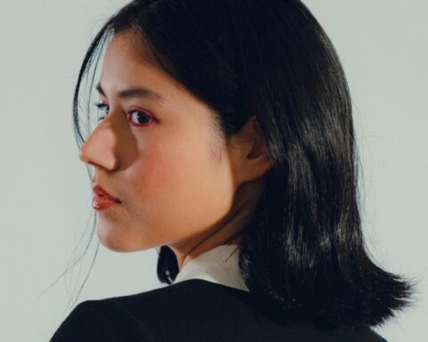 Greccia posando de perfil