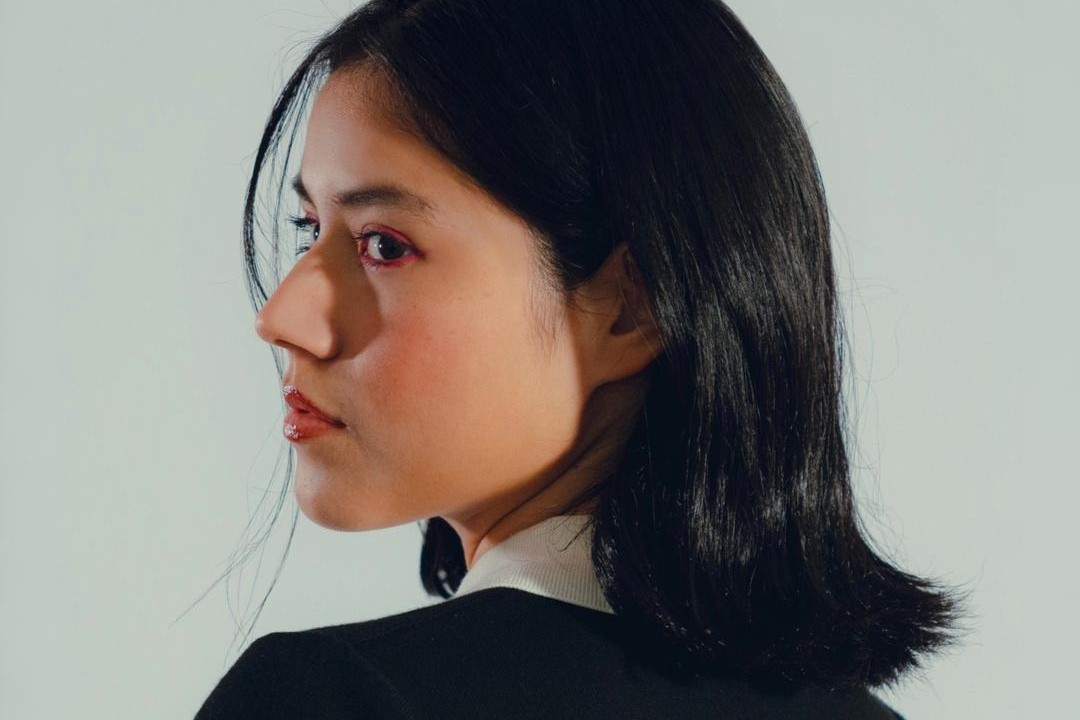 Greccia posando de perfil