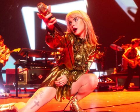 Hayley Williams con un traje dorado en el escenario
