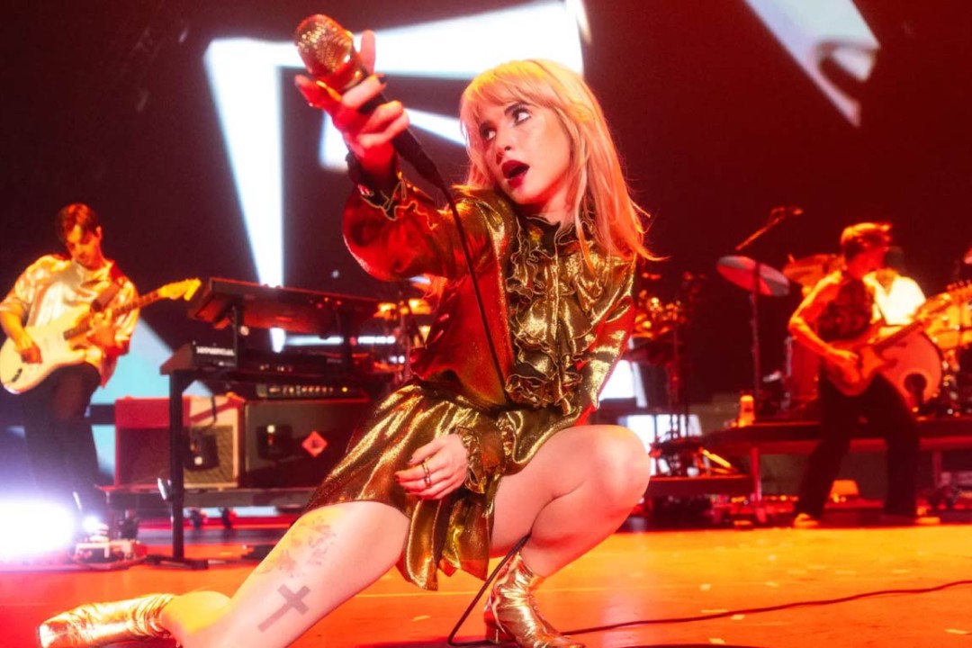 Hayley Williams con un traje dorado en el escenario