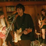 Jaze en una casona con su banda