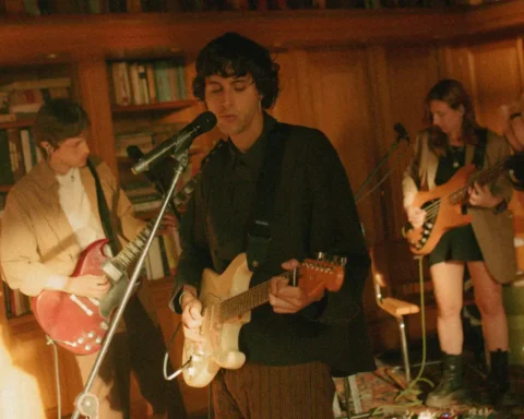 Jaze en una casona con su banda