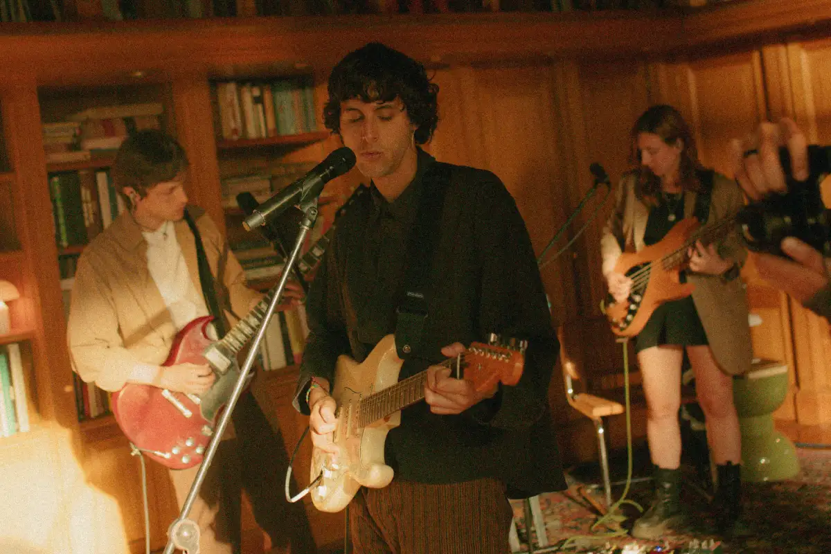 Jaze en una casona con su banda