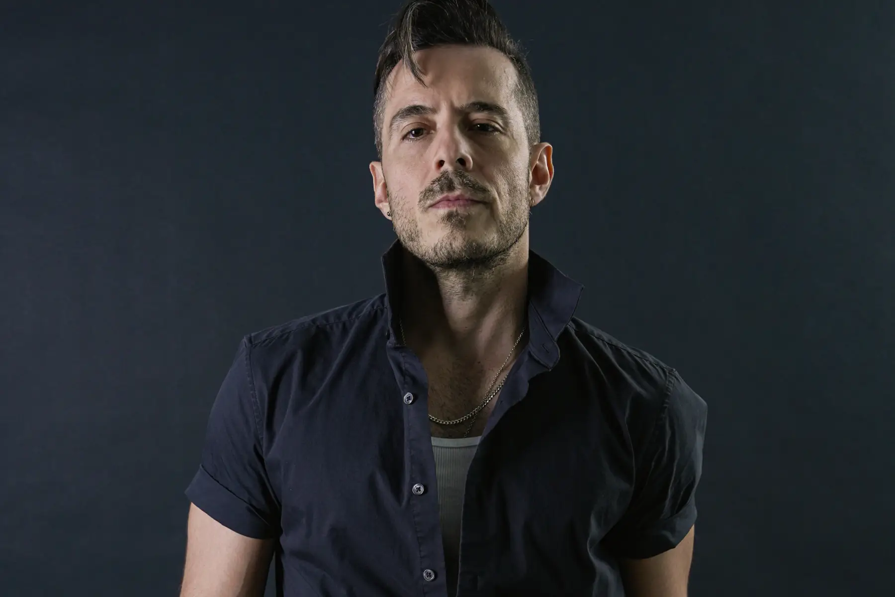 José Madero mirando de frente