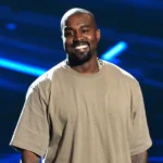 Kanye West con polo beige