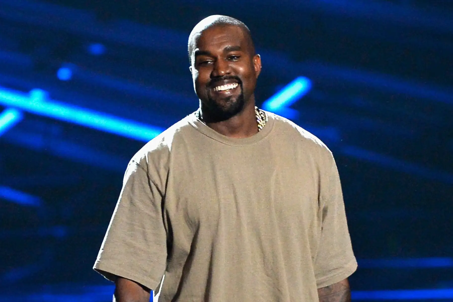 Kanye West con polo beige