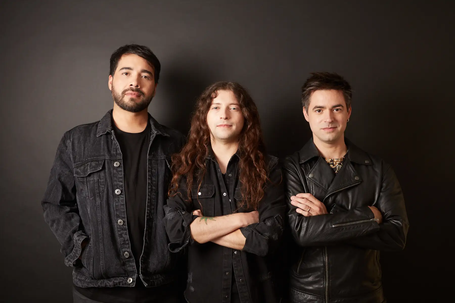 L!mbus con trajes de color negro