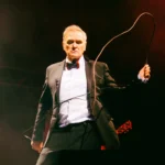 Morrissey sobre el escenario con esmoquin