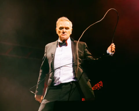 Morrissey sobre el escenario con esmoquin