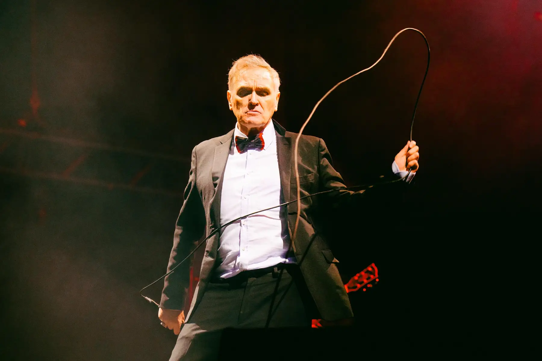 Morrissey sobre el escenario con esmoquin