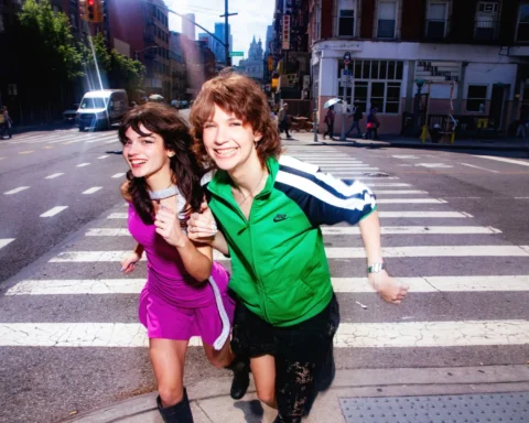 Pacifica corriendo por un cruce peatonal