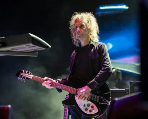 Perry Bamonte sobre el escenario