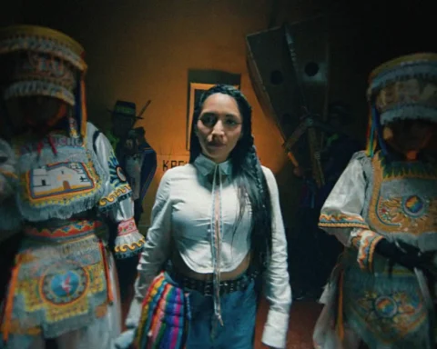 Renata Flores con dos danzantes de tijeras